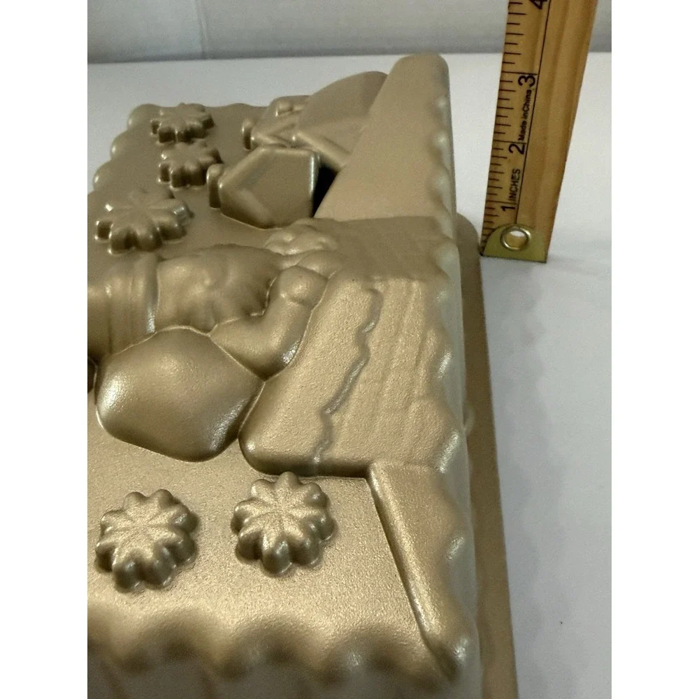 Cast Aluminum Santa‎ On Rooftop Loaf Baking Pan 8.5 x 5.5 Christmas Holiday Aldi